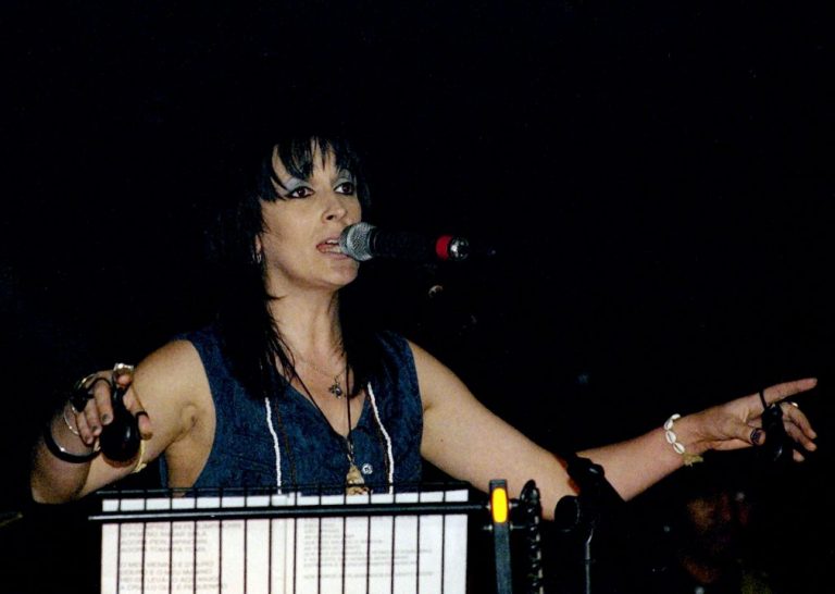 Né Ladeiras canta 