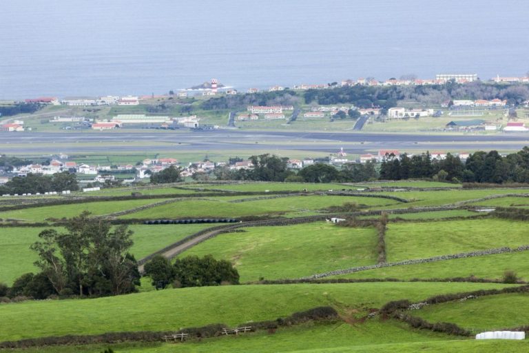 Voo da Qatar aterra na Terceira, Açores, três passageiros transportados para Hospital