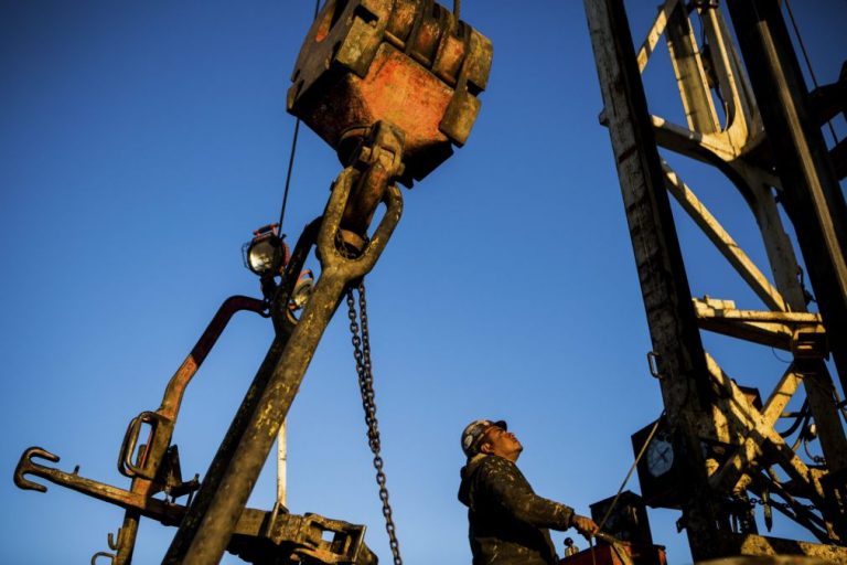 Brent encerra em 56,22 dólares, valor máximo do ano