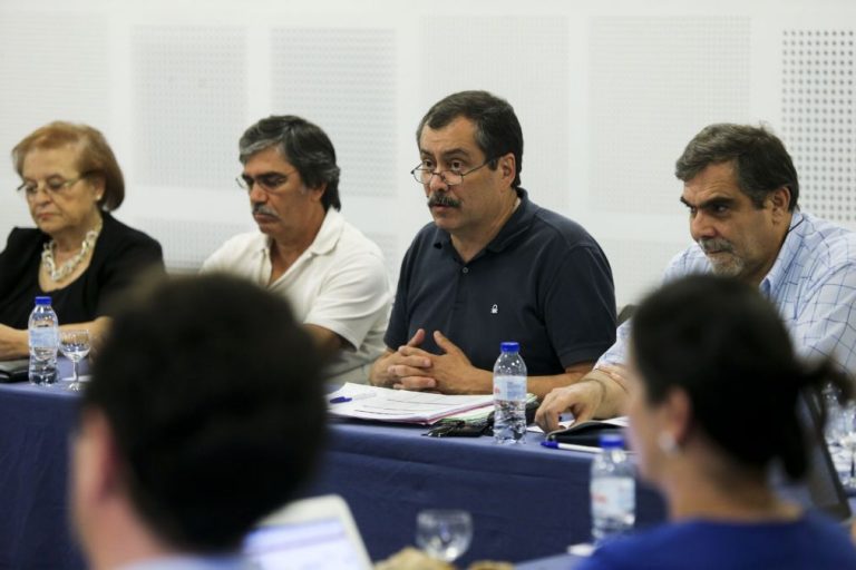 Docentes discutem proposta para mudar concursos e entregam abaixo-assinado à tutela