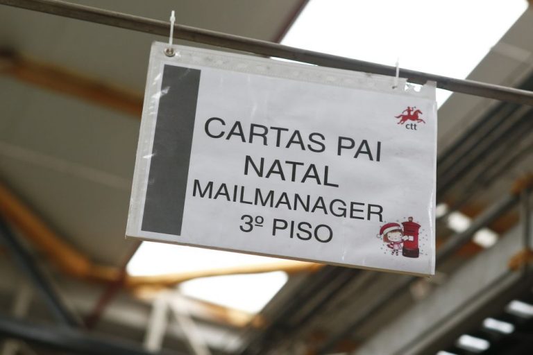 Milhares de cartas para o Pai Natal estão a chegar aos correios, e ele responde
