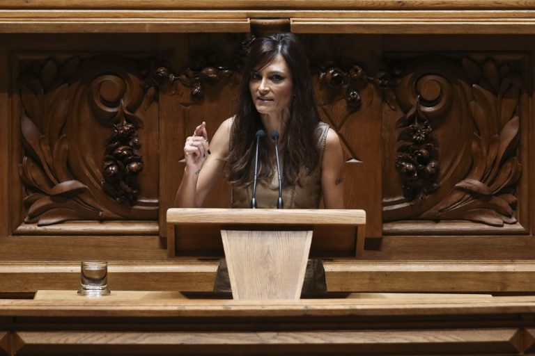 Isabel Moreira (PS) discursa contra a 