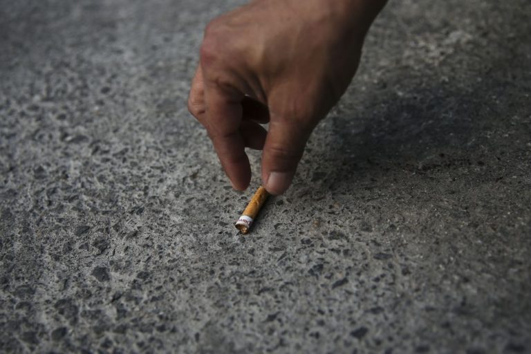 Mais de 6.100 pessoas multadas até novembro em Macau por fumarem em locais proibidos
