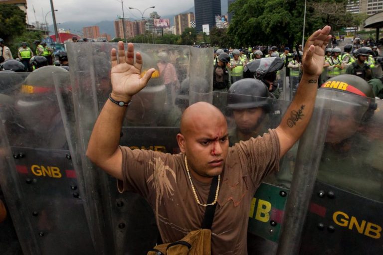 Detidos 18 militares venezuelanos pelo assassinato de 13 pessoas