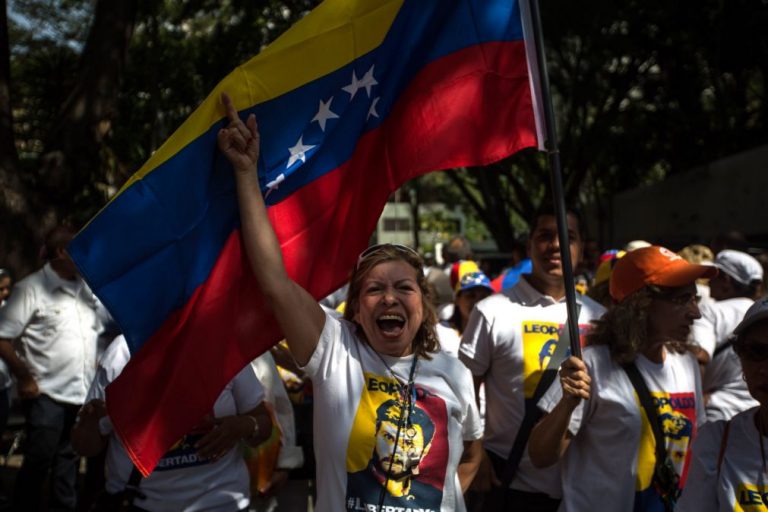 Governo da Venezuela vai deixar entrar medicamentos e alimentos no país - oposição