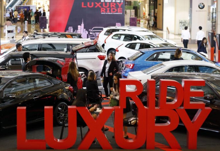 China cria imposto adicional de 10% na compra de carros de luxo