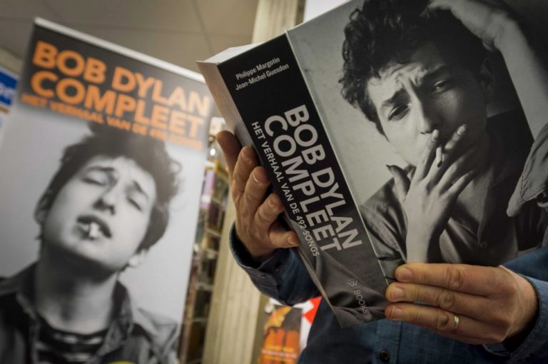 Bob Dylan honrado e espantado por receber Nobel da Literatura