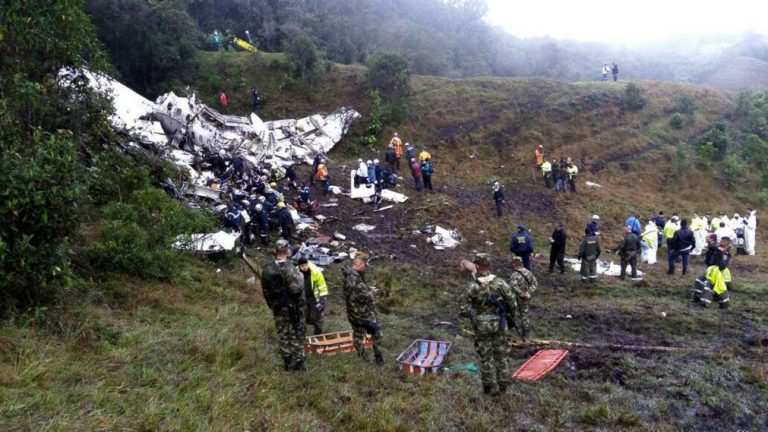 Acidente/Colômbia: Avião tinha combustível limitado e excesso de peso -- investigação