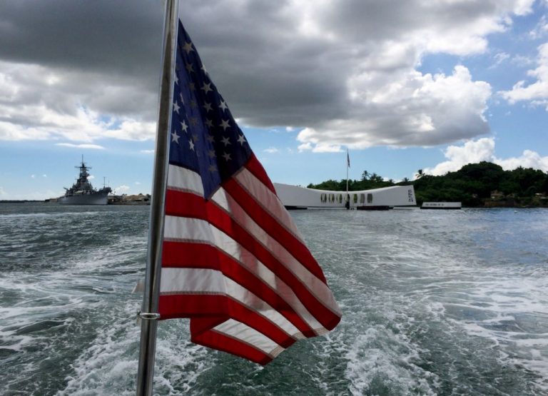Depois de Hiroshima, Abe e Obama prestam homenagem em Pearl Harbour