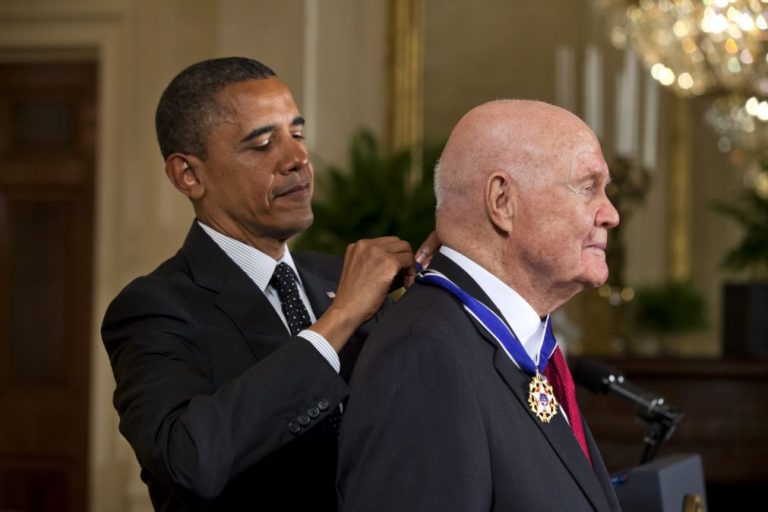 Morreu John Glenn, primeiro astronauta dos EUA a dar a volta ao planeta Terra