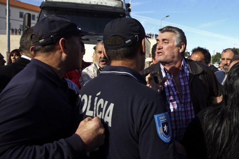 Confrontos verbais e empurrões no protesto de empresas de diversão em Coimbra