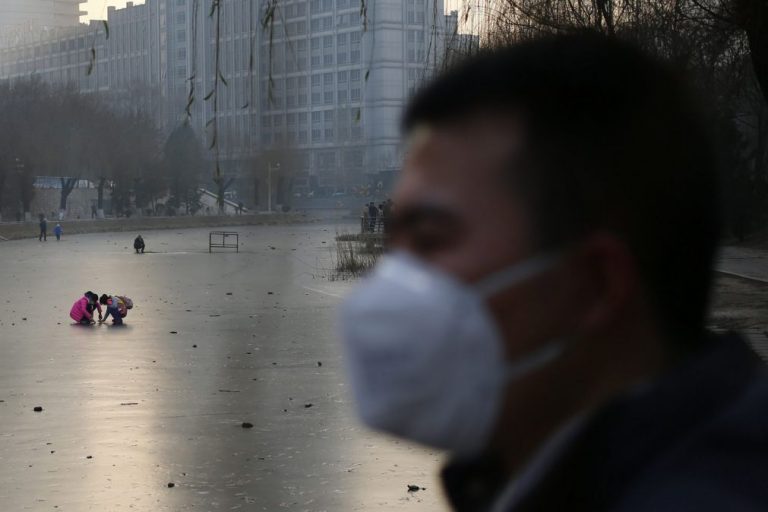 Fábricas fechadas e limites ao tráfego devido a poluição no norte e centro da China