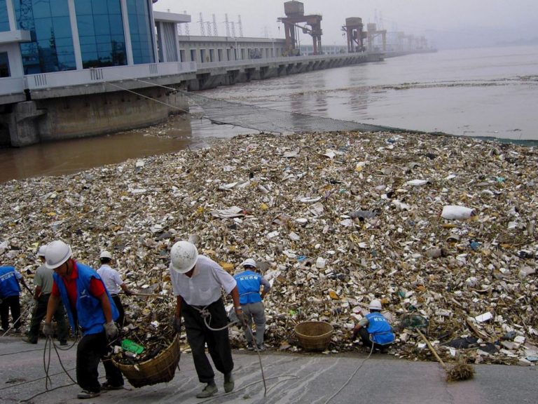Polícia chinesa detém suspeitos de despejar centenas de toneladas de lixo no rio Yangtse