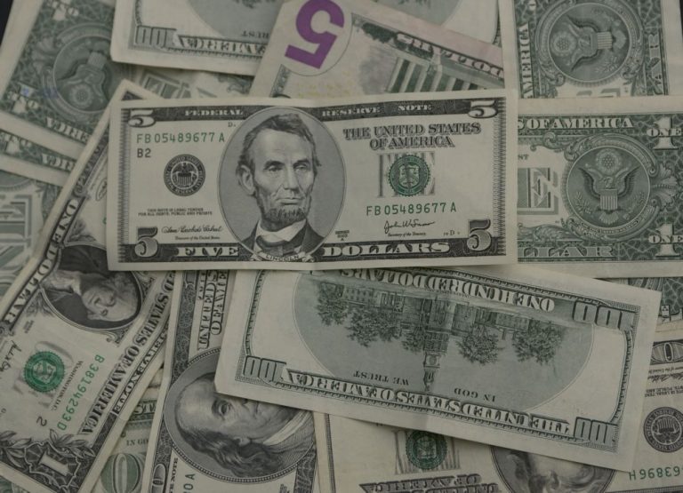 Preço do dólar nas ruas de Luanda consolida maior período de estabilidade após crise