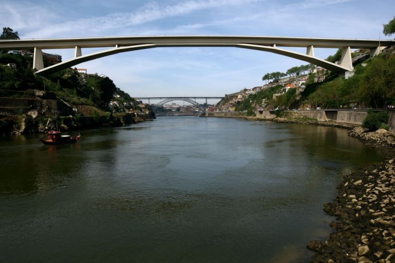 Ponte do Infante, que liga Porto e Gaia, com obras em abril