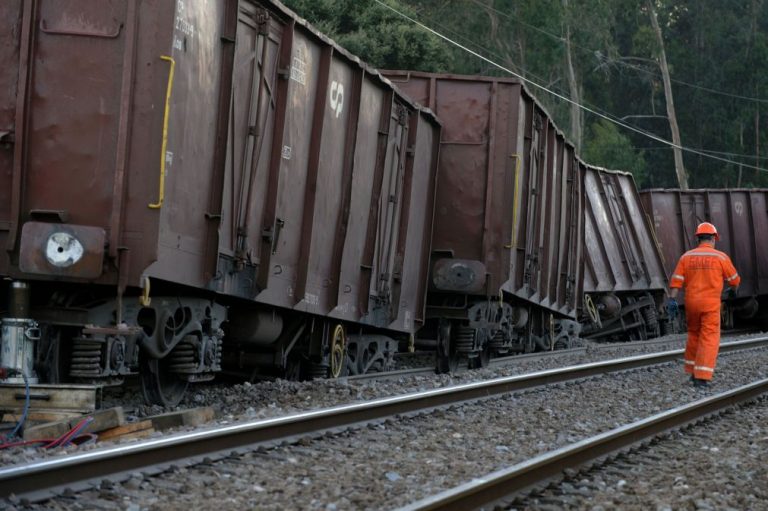 Descarrilamento de comboio de mercadorias suspende circulação na Linha da Beira Alta