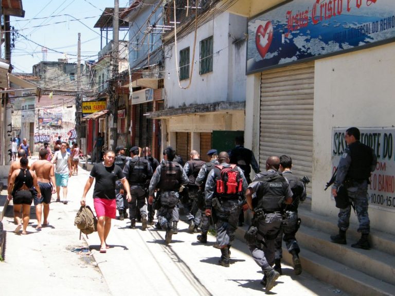 Governador brasileiro pede envio imediato de militares para conter tumultos nas ruas e prisões