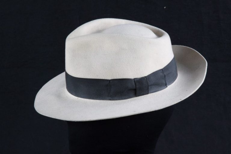 Chapéu do cantor Michael Jackson arrematado em leilão por 10 mil euros