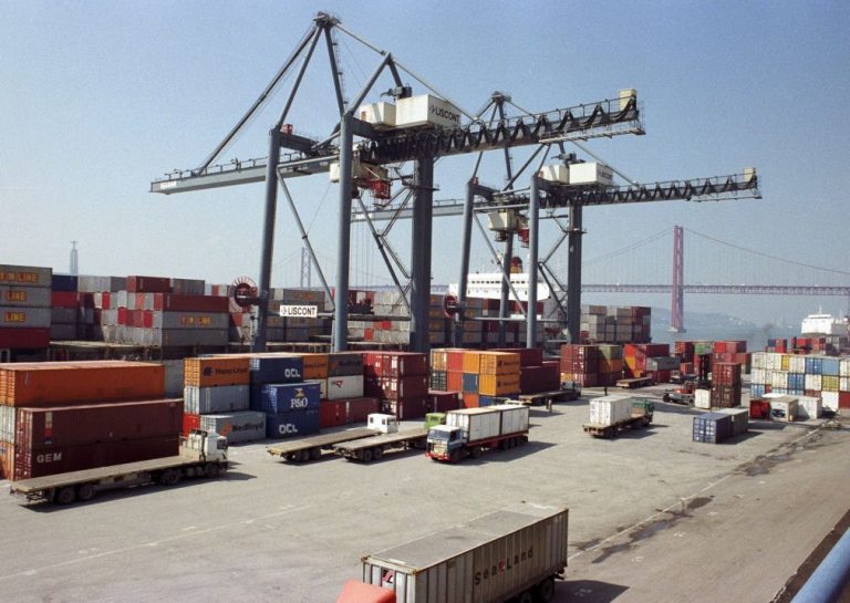 Saldo comercial com Angola é favorável a Portugal mas desceu 34,4% até novembro