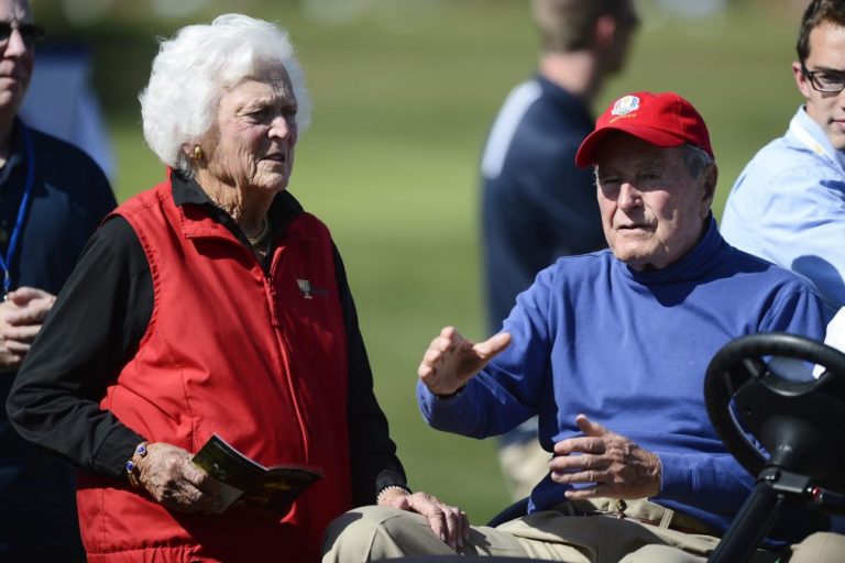 Ex-presidente EUA George H. Bush nos cuidados intensivos, mulher também hospitalizada