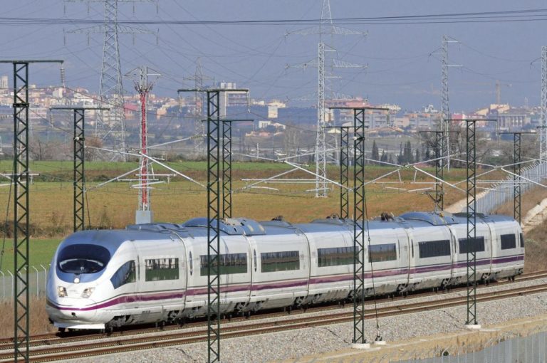 Cinco comboios de alta-velocidade espanhóis, com 1.500 passageiros, retidos devido a neve