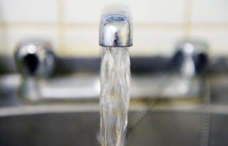 Consumidores pagam mais 50 cêntimos de água por ano para evitar aumentos no interior