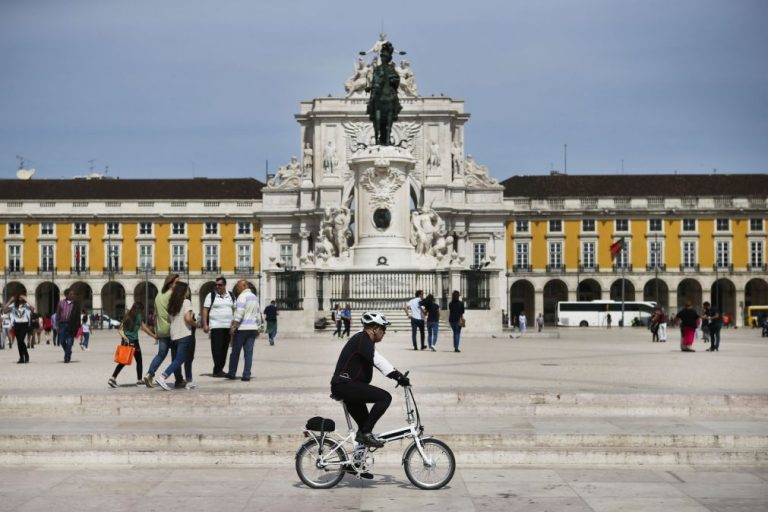 Ciclistas protestam hoje em Lisboa contra possível uso obrigatório de capacetes