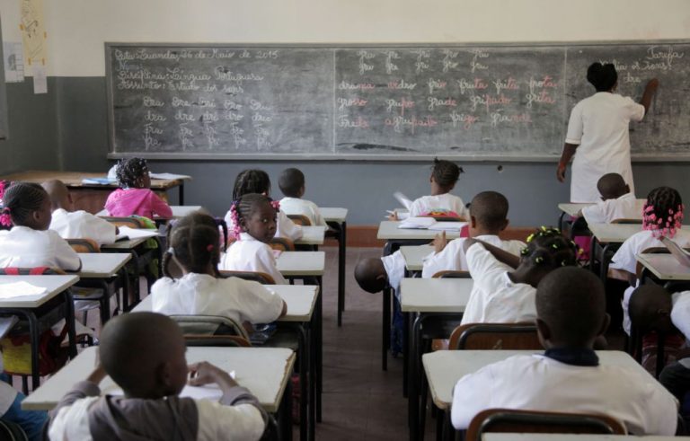 Professores em Luanda ameaçam paralisar as aulas no arranque do ano letivo