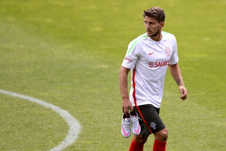 Daniel Carriço operado ao joelho direito