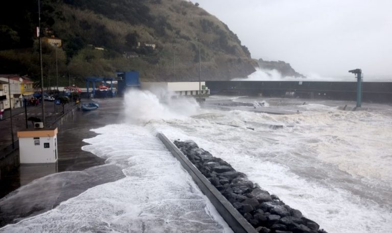 Sete ilhas dos Açores sob Aviso Amarelo até segunda--feira devido a vento e chuva