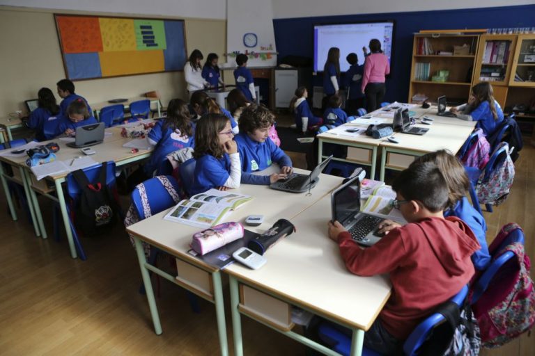 Governo desce para 12 anos tempo de serviço mínimo para vincular docentes - sindicato