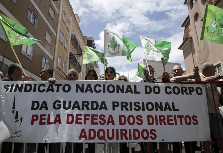 Guardas prisionais estão hoje em vigília junto à residência do primeiro-ministro