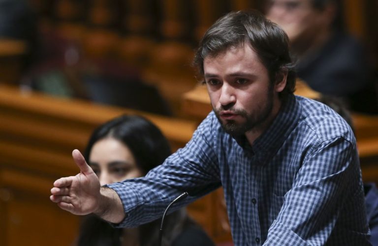TSU: BE e PCP definem diploma como insensato e um incentivo a baixos salários