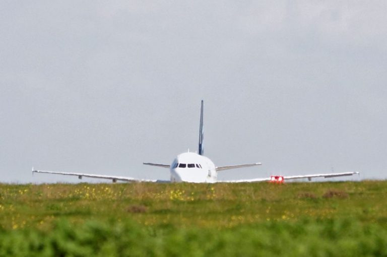 Piloto detido no Canadá por estar embriagado antes de descolar avião com 100 passageiros
