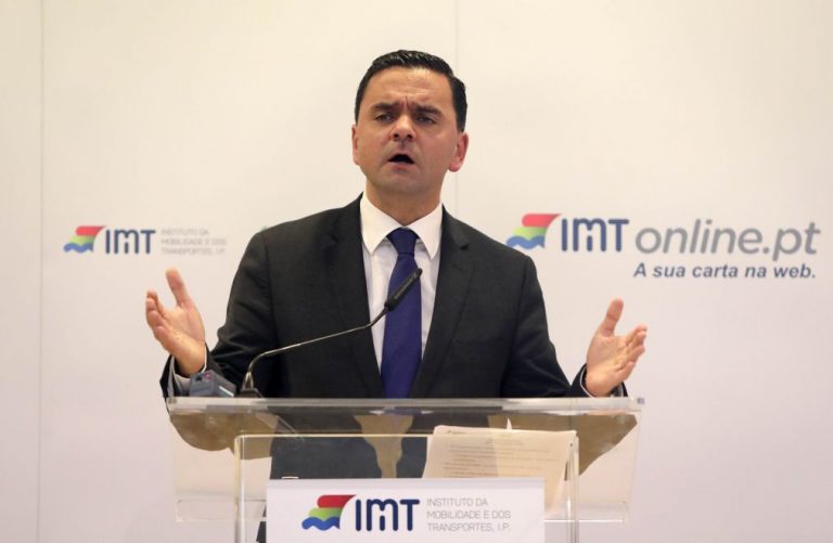 Diretor do gabinete de acidentes com aeronaves opôs-se repetidamente às orientações - Governo