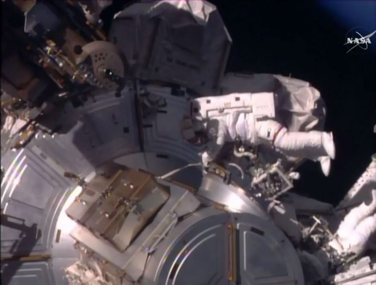 Dois astronautas da Estação Espacial Internacional iniciam saída orbital