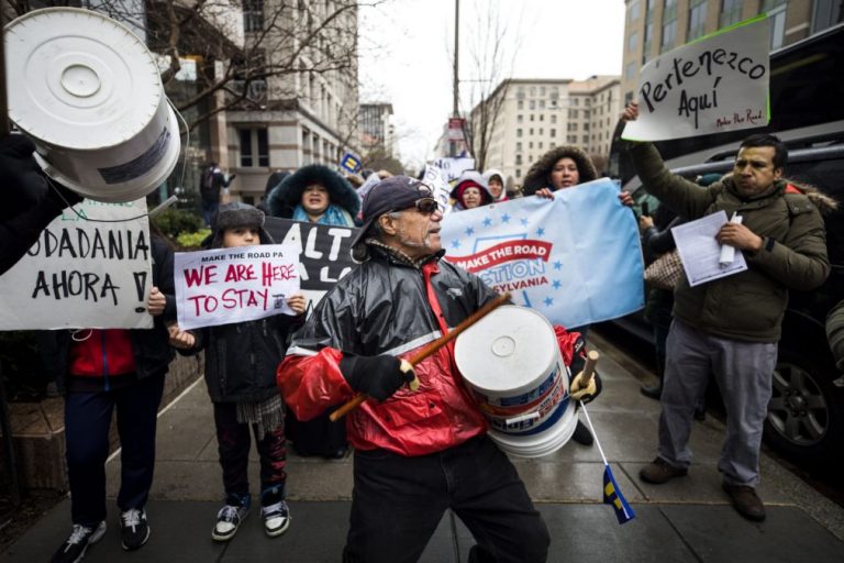 Cerca de 2.000 protestaram em Washington contra retórica xenófoba de Trump