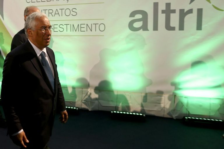 País em 