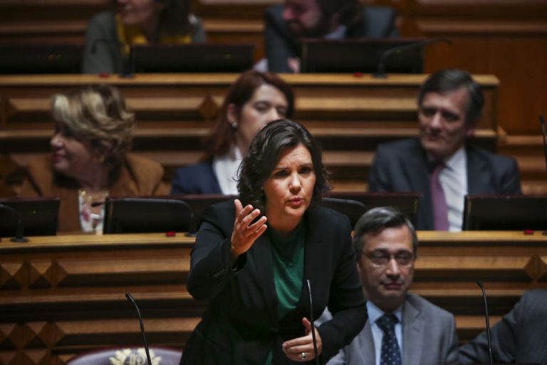 Cristas anuncia proposta para manter 0,75 de redução da TSU e acusa Costa de mentir