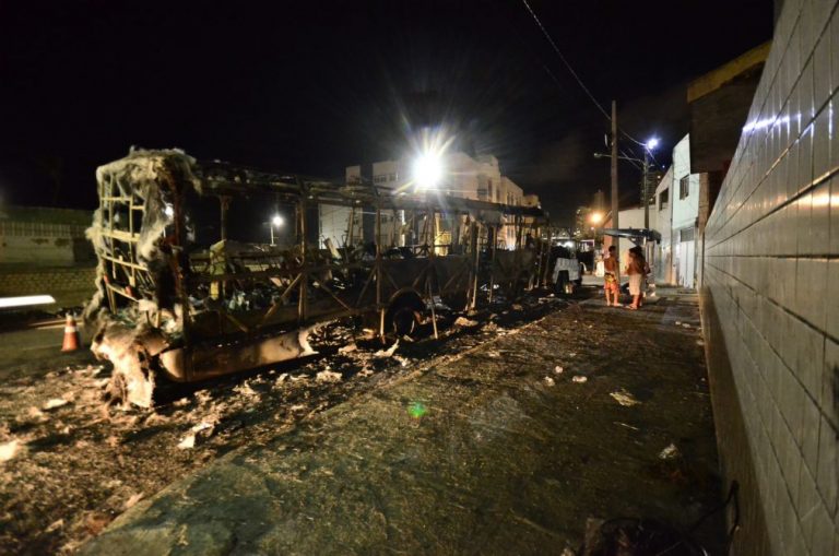 Pelo menos 10 autocarros incendiados em Natal no Brasil