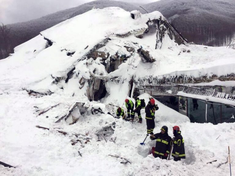Itália/Avalanche: Seis pessoas encontradas vivas entre os escombros de hotel