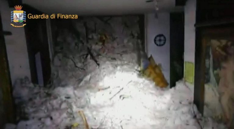 Itália/Avalanche: Oito pessoas encontradas vivas entre os escombros de hotel