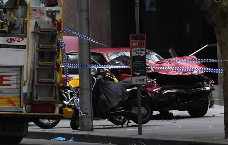 Três mortos e 20 feridos após carro atingir transeuntes em Melbourne (Austrália) - novo balanço