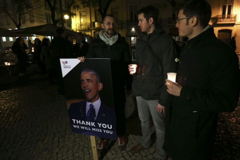Vigília pela democracia e de tributo a Obama junta em Lisboa dezenas de norte-americanos