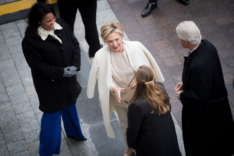 Trump promove ovação de pé a Hillary Clinton durante almoço no Congresso
