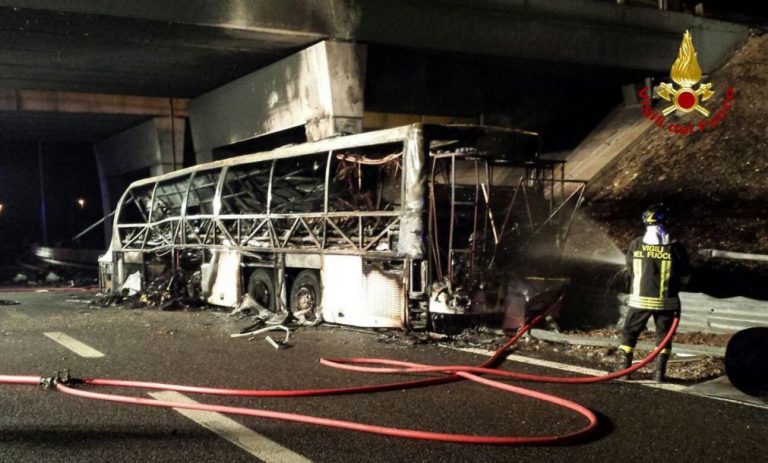 Dezasseis mortos em acidente de autocarro em Itália -- novo balanço