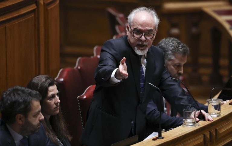 Governo vai analisar com os parceiros sociais a nova situação sem a descida da TSU -- Vieira da Silva