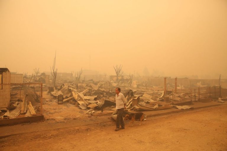 Mais de 9.000 pessoas combatem os incêndios florestais no Chile