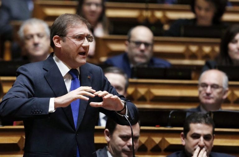 Passos quer saber qual o défice sem medidas extra, Costa responde 