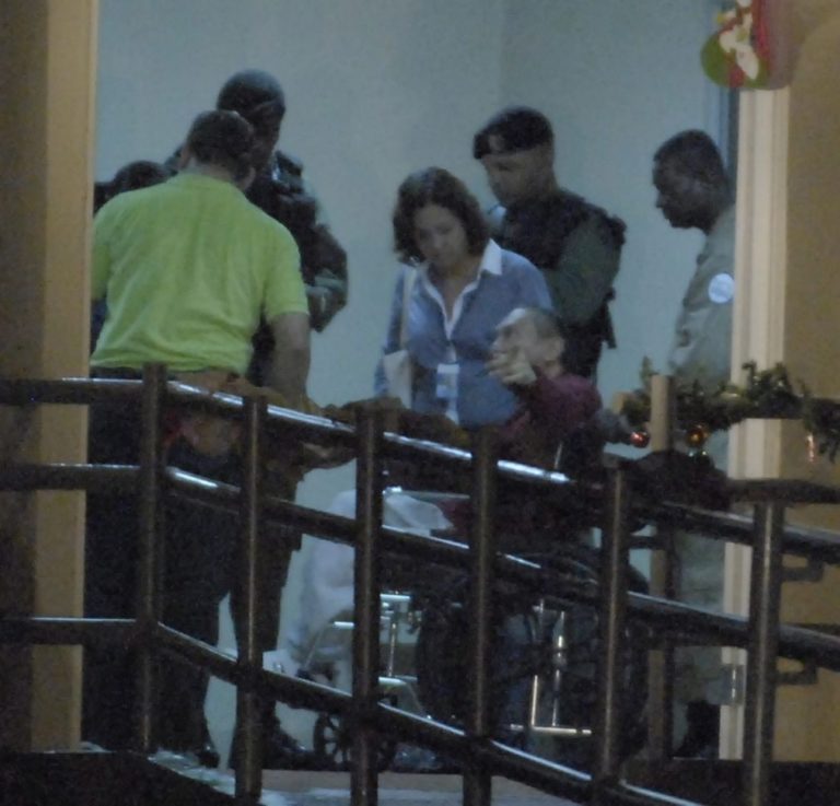 Noriega inicia prisão domiciliária temporária em casa de uma filha no Panamá